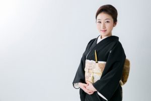 家紋入りの黒留袖を着た女性の着姿