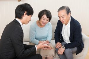 査定員とお客様の契約の様子